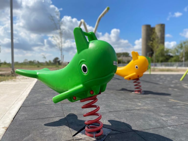 Instalan juegos en el Parque Don Orione