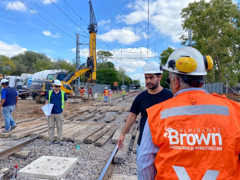 Avanza trabajos sobre paso bajo nivel en Rafael Calzada
