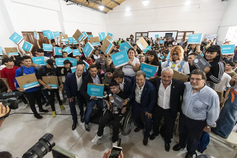 Kicillof, Cascallares y Fabiani entregaron computadoras para alumnos de Almirante Brown