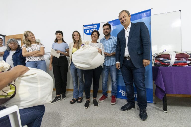 Entregaron telas a emprendedoras textiles de Brown