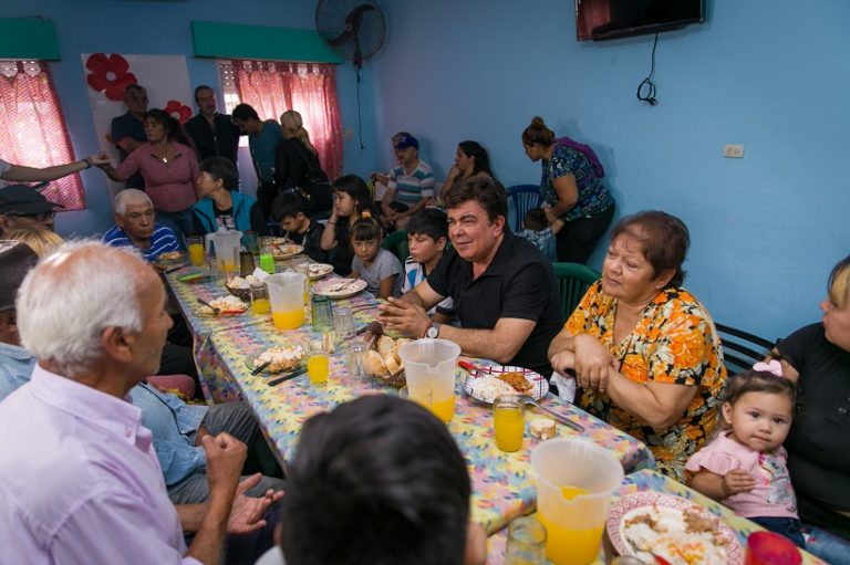 Espinoza visitó un comedor de Laferrere en pleno Viernes Santo