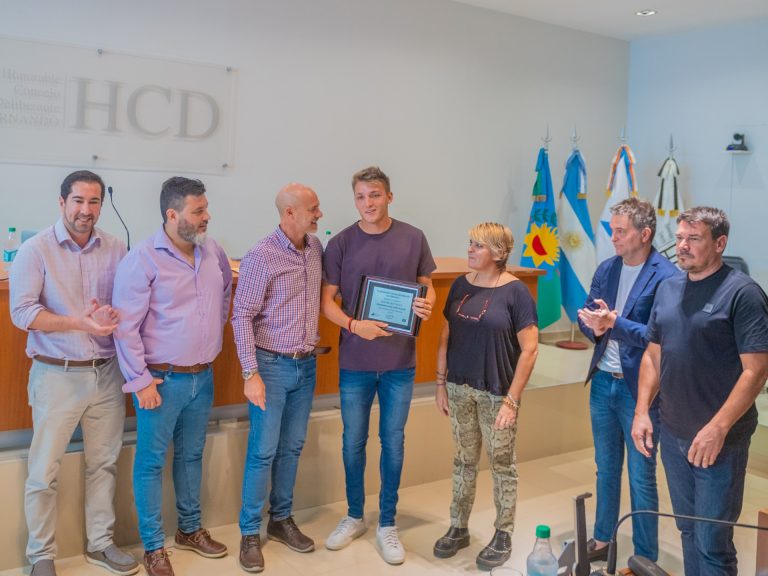 En San Fernando reconocieron al futbolista Mateo Retegui como Personalidad Destacada
