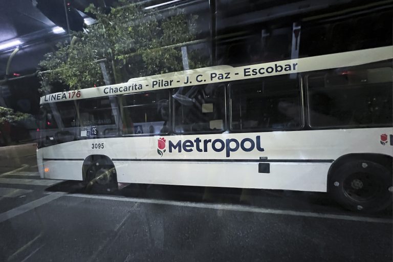 Más de 30 líneas de colectivos no circulan por medida de fuerza