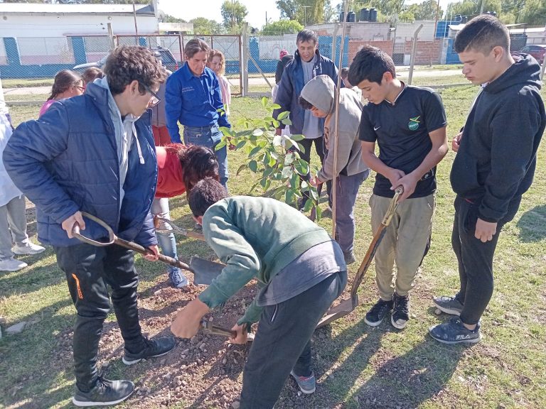 Plan de forestación en escuelas de Presidente Perón