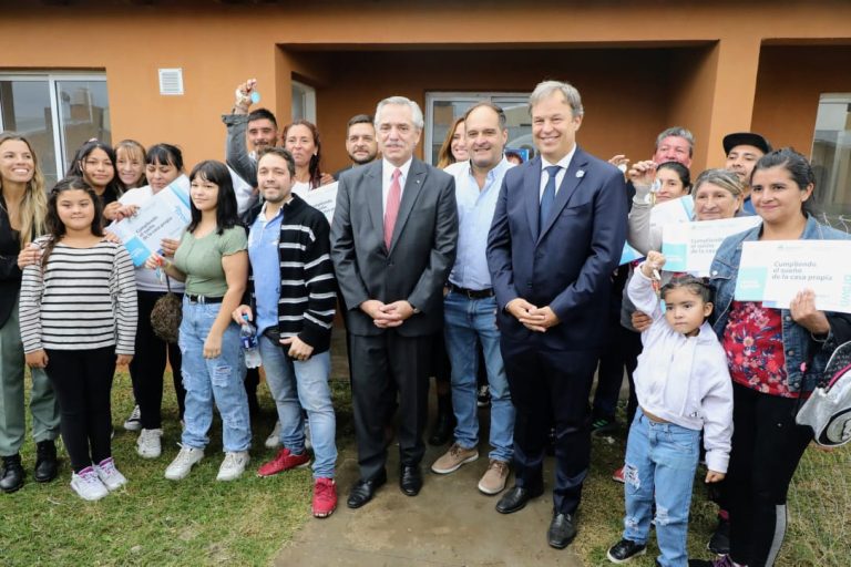 Con la presencia de Fernández, se realizó una nueva entrega de viviendas en Almirante Brown