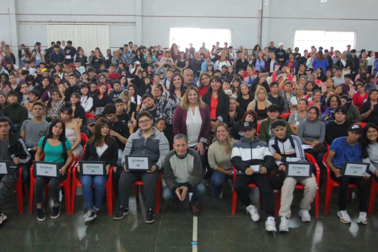 Entregaron notebooks a estudiantes de Esteban Echeverría