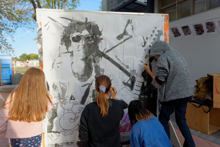 Mural en homenaje a Spinetta en Berazategui