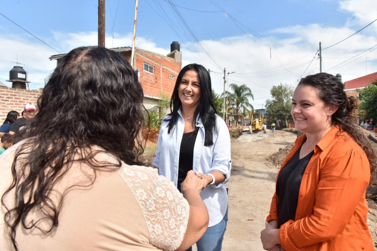 Correa supervisó una obra de pavimentación en Tierras Altas
