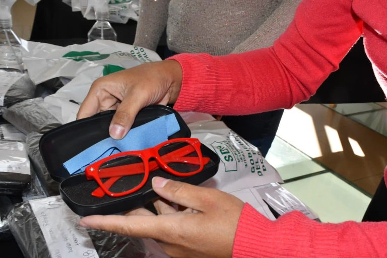Entregan lentes gratuitos en Merlo