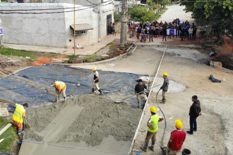 Pavimentan calles en San Francisco Solano