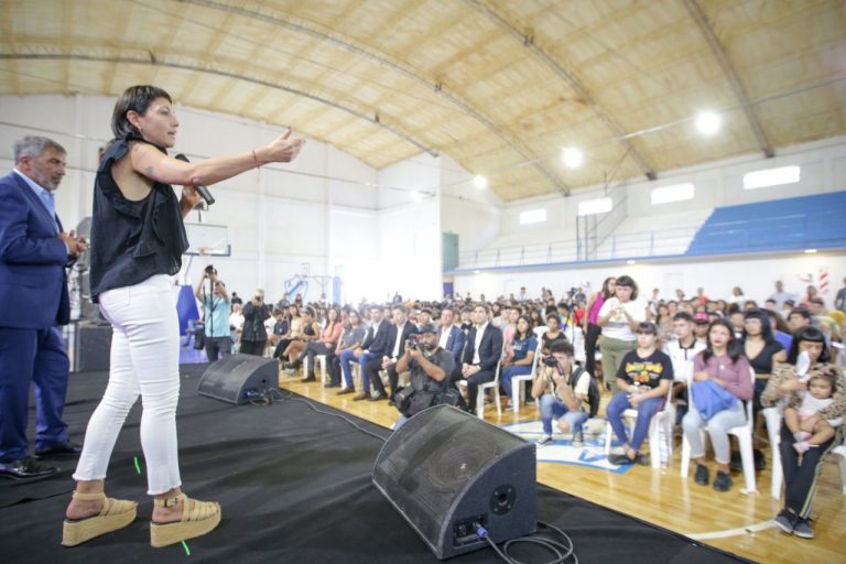Entregaron tablets a jóvenes en Quilmes