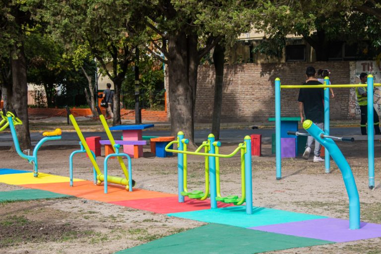 Remodelan plaza en Plátanos