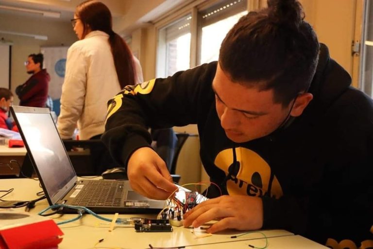 Becas para cursos de tecnología y programación en San Miguel