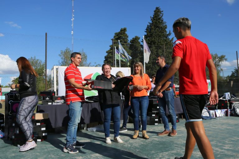 Entregaron kits escolares en Esteban Echeverría