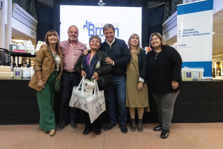 Entregan mobiliario para sedes del plan FinEs en Brown