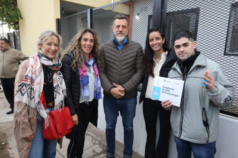 Villaverde y Kravetz encabezaron la entrega de viviendas en Lanús
