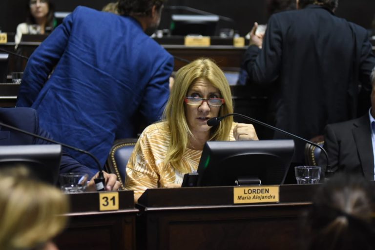 Lordén presentó un proyecto para capacitar sobre la prevención del suicidio