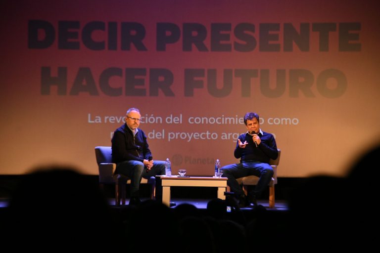 Manes visitó Tres de Febrero y mantuvo una charla abierta a sala llena con Valenzuela