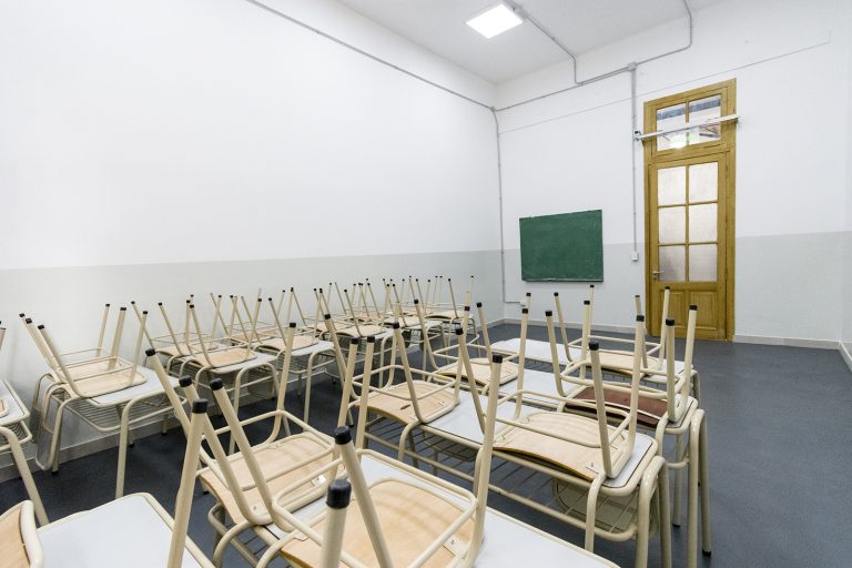 Entregaron mobiliario para escuelas de Brown