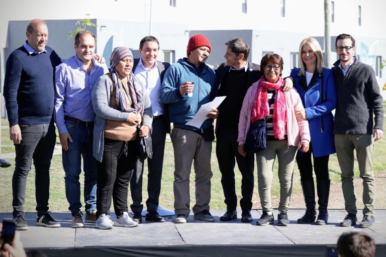 Kicillof encabezó la entrega de 62 viviendas en Florencio Varela
