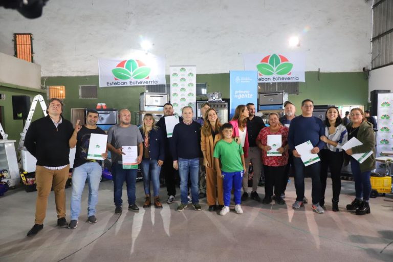 Entregan maquinaria a emprendedores de Esteban Echeverría