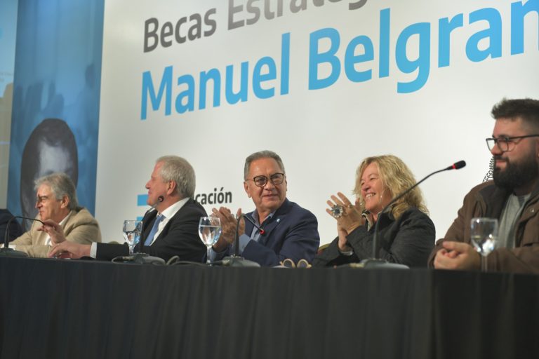 Descalzo y Perczyk adjudicaron unas 15 mil becas Manuel Belgrano en Ituzaingó