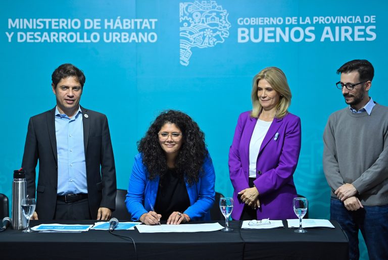 Kicillof firmó contratos para realizar obras de integración urbana en seis municipios