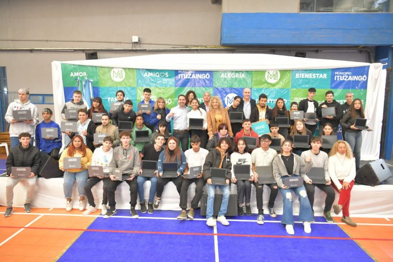 Descalzo entregó 500 notebooks del programa Conectar Igualdad