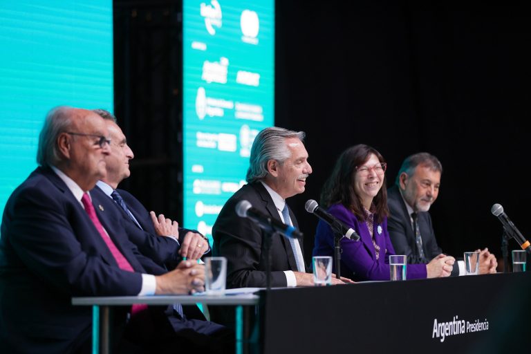 Alberto Fernández amplía por $50 mil millones la línea de créditos del BNA para pymes