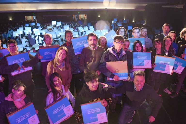 Moreira entregó en San Martín 484 computadoras del programa Conectar Igualdad Bonaerense