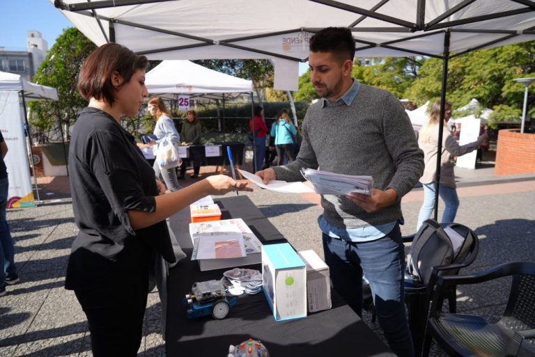Casi 4 mil personas visitaron la Feria de Empleo en Lanús