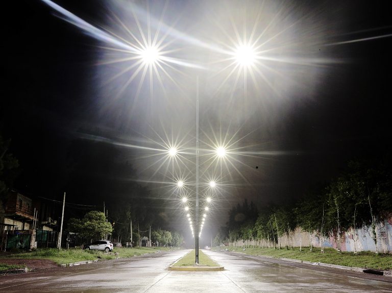 Avanza instalación de luminaria LED en Brown