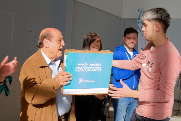 Entregan netbooks en escuelas de Berazategui