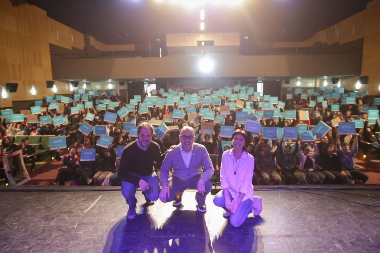 Entregan netbooks a alumnos en Quilmes
