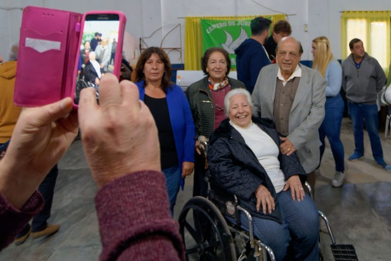 Entregaron aires acondicionados a centro de jubilados en Berazategui