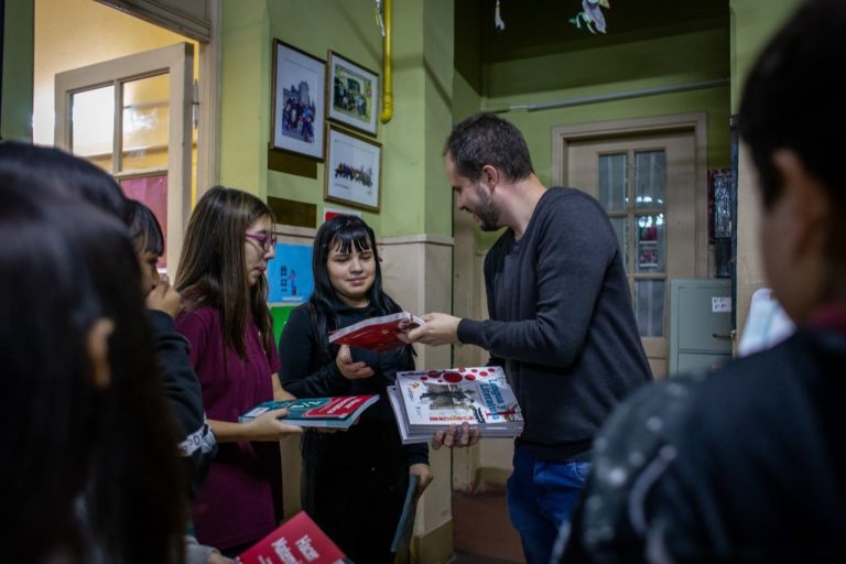 Entregan libros a escuela de Quilmes Oeste