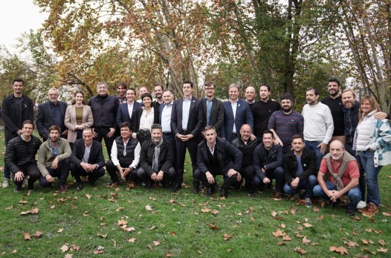 Intendentes del PJ se mostraron con Máximo Kirchner y De Pedro