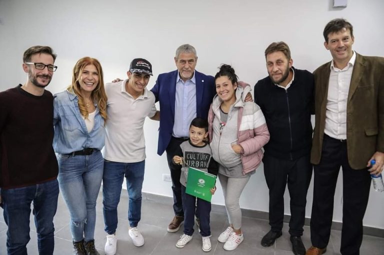 Ferraresi entregó más viviendas a vecinos de Avellaneda