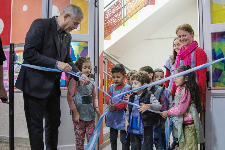 Ferraresi inauguró obras de en el Jardín 909 de Piñeiro