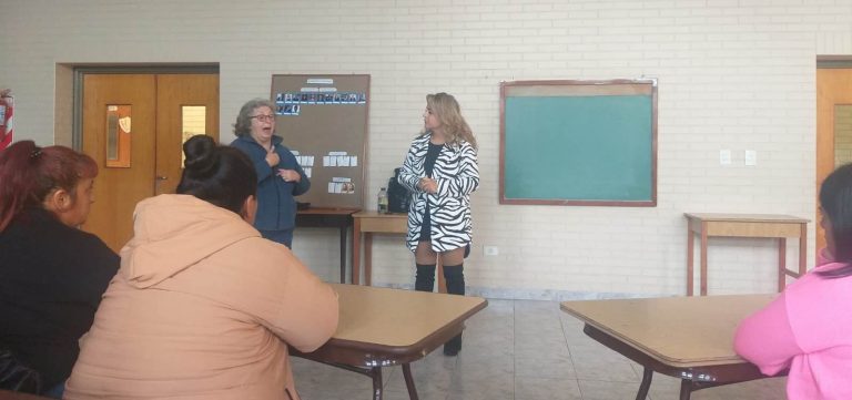 Capacitan en lengua de señas a trabajadores municipales
