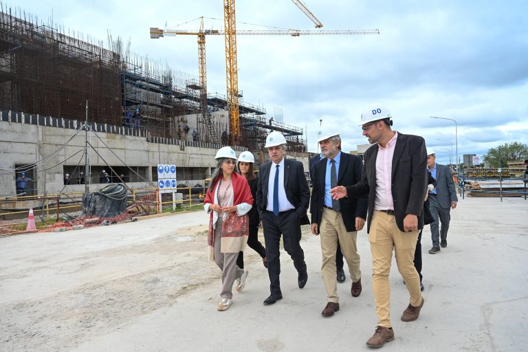 Alberto Fernández recorrió las obras del primer reactor de potencia íntegramente argentino