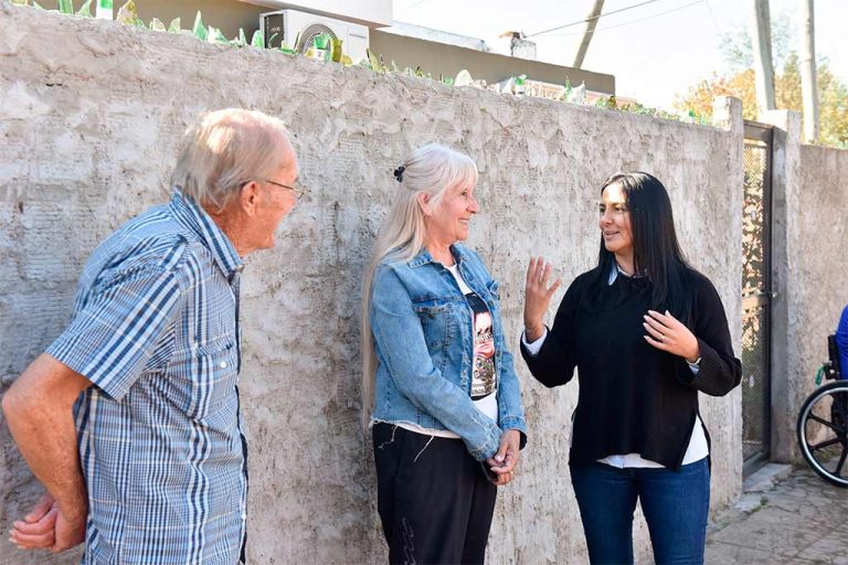 Correa recorrió la obra de pavimento de la calle Lavallol
