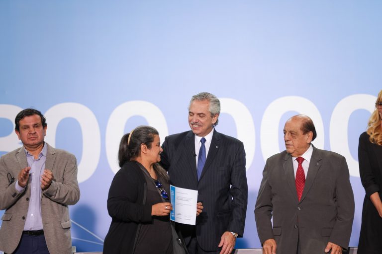 Fernández entregó la pensión por discapacidad número 300.000 desde el inicio de la gestión