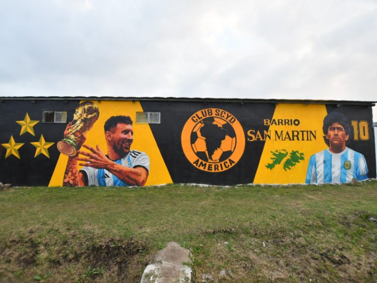 Mural en homenaje a Messi y Maradona en Varela