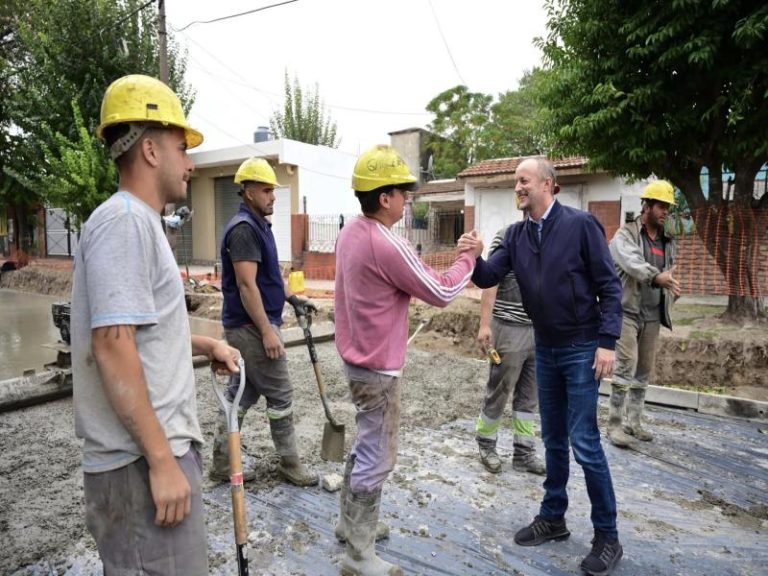Insaurralde recorrió la obra de pavimentación de la calle Gaona