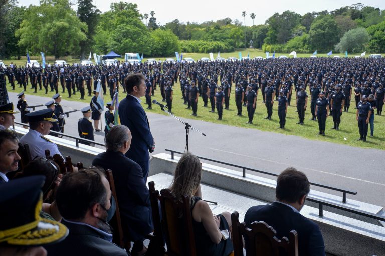 Kicillof resaltó a los policías que egresaron de la “Juan Vucetich”