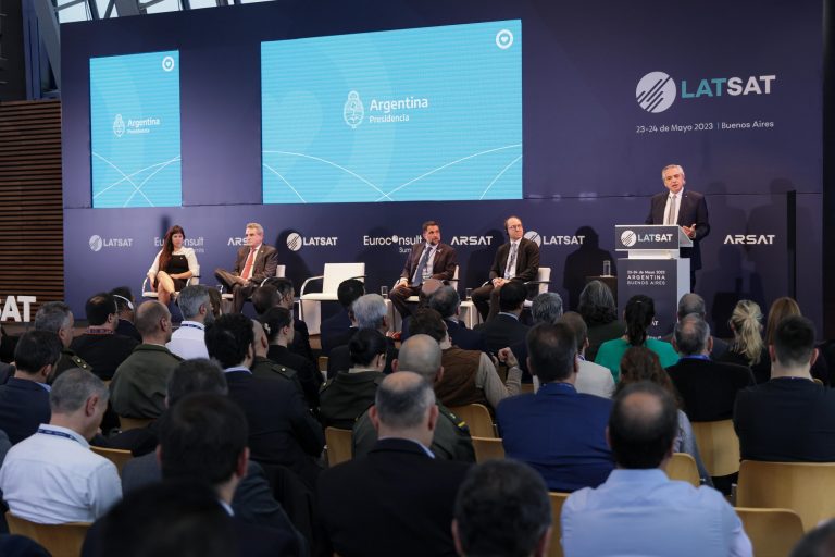 Fernández: “Somos de los pocos países que construyen satélites”