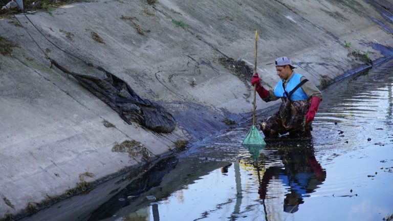 Tareas de saneamiento en el arroyo Zinny en José C. Paz