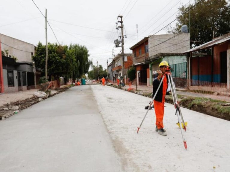 Insaurralde supervisó las obras de la calle Homero en Santa Marta