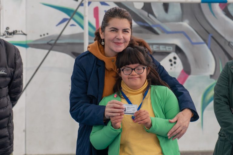 Mariel Fernández entregó cerca de 1.200 credenciales del Pase Libre Multimodal